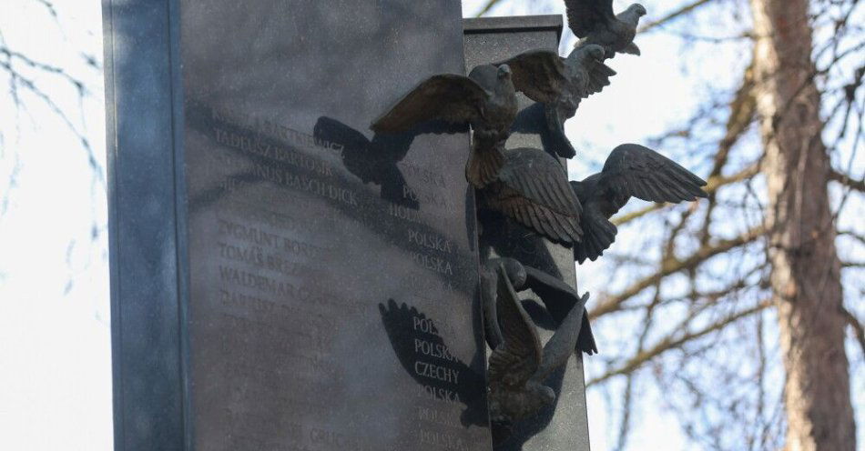 zdjęcie: Mija 20 lat od katastrofy hali Międzynarodowych Targów Katowickich / Katowice, 28.01.2025. Pomnik ofiar katastrofy hali Międzynarodowych Targów Katowickich, 28 bm. Dziś przypada 19. rocznica zawalenia się dachu hali MTK – największej katastrofy budowlanej w historii Polski. Zginęło wówczas 65 osób, a ponad 140 zostało rannych, 26 z nich doznało ciężkiego uszczerbku na zdrowiu. (jm) PAP/Michał Meissner