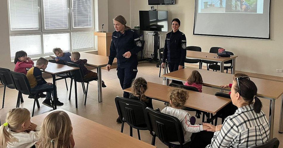 zdjęcie: Przyszli odwiedzić policjantów i już „świecili przykładem” / fot. KPP w Lipnie