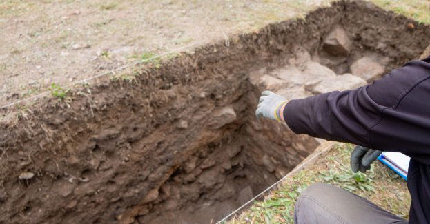Prace ekshumacyjne IPN na cmentarzu wojskowym; znaleziono kolejne szczątki