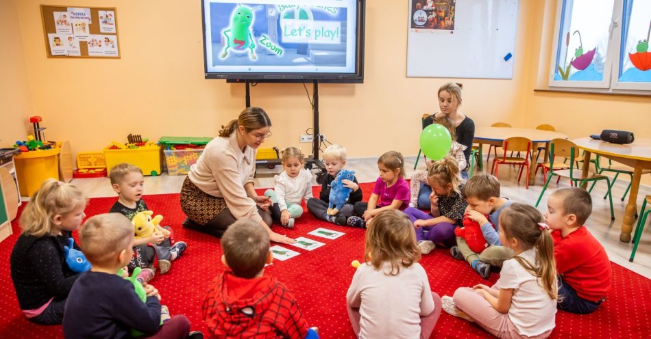 zdjęcie: Bawią się i uczą - angielski dla przedszkolaków / fot. Andrzej Goiński/UMWKP