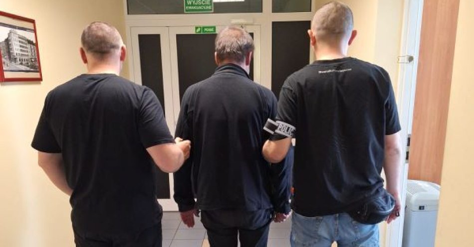 zdjęcie: Policjanci zatrzymali 60-latka za oszustwa z wykorzystaniem kodów BLIK / fot. KMP w Gdyni