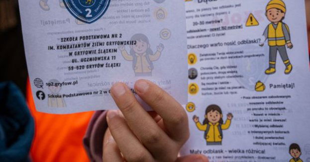 Uczniowie z Gryfowa świecą przykładem i rozdają odblaski