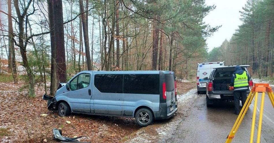 zdjęcie: Policjanci pracowali przy wypadku, gdzie samochód uderzył w drzewo / fot. KPP w Człuchowie