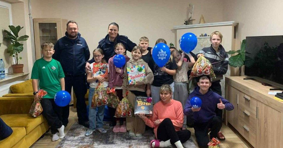 zdjęcie: Policjanci podarowali mikołajkowe paczki dzieciom z domu dziecka / fot. KMP w Radomiu