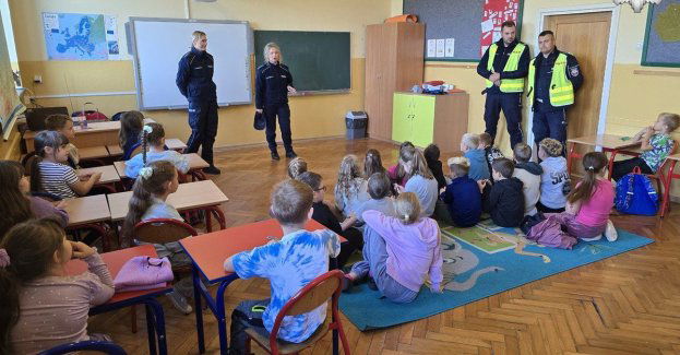 Policyjna lekcja bezpieczeństwa dla uczniów w Łobodnie