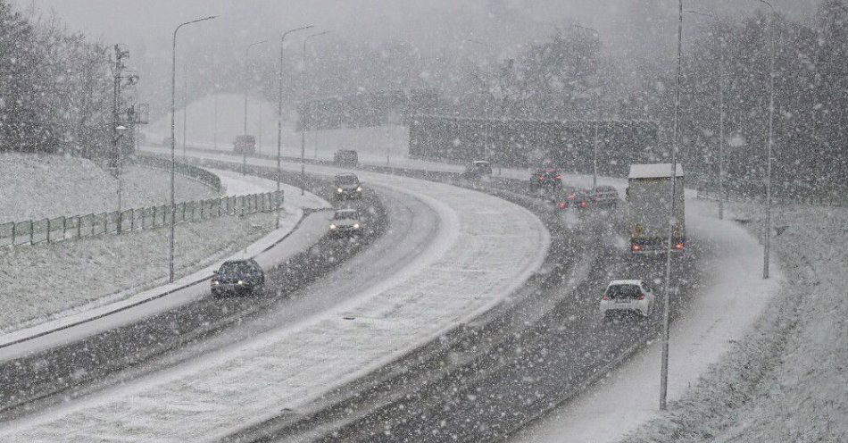 zdjęcie: Południe kraju pod śniegiem; alert RCB rozszerzony na kolejne powiaty – trudne warunki na drogach / Przemyśl, 21.11.2025. Intensywne opady śniegu w Przemyślu, 21 bm. (ad) PAP/Darek Delmanowicz