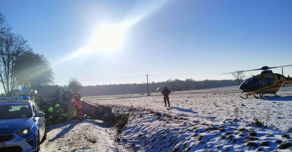 zdjęcie: Dachowanie Peugeota / fot. KPP Lubartów