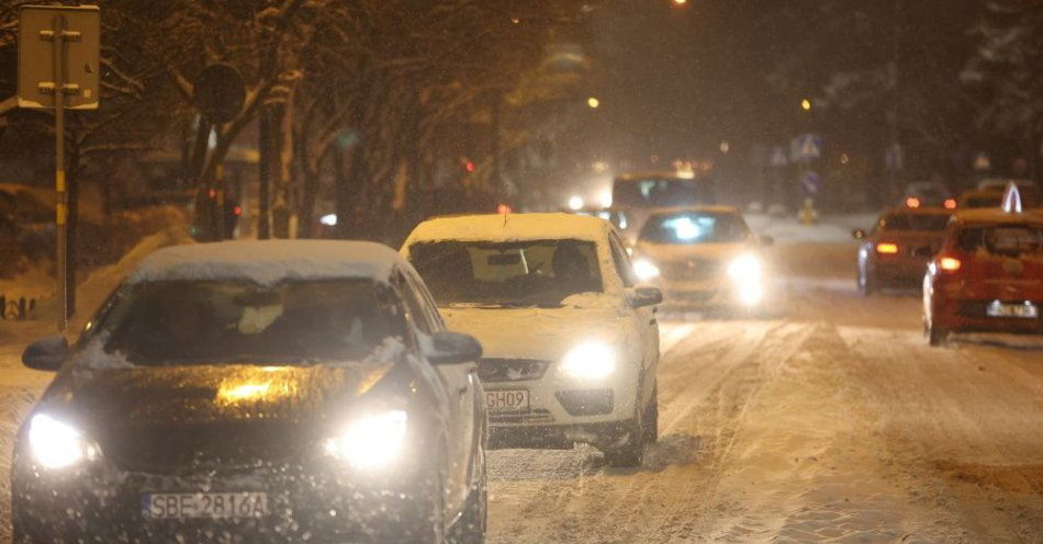 zdjęcie: IMGW ostrzega przed intensywnymi opadami śniegu i przed silnym mrozem / fot. PAP