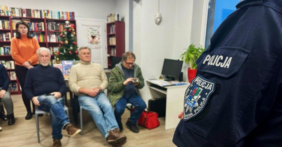 zdjęcie: Bezpieczeństwo seniorów w erze cyberprzestępstw / fot. KPP w Goleniowie