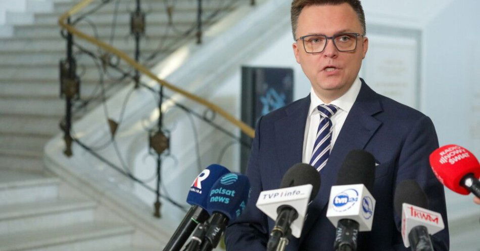 zdjęcie: Hołownia: wielokrotnie mówiłem, że sformułowania „zamach stanu” używałem w trybie publicystycznym / Warszawa, 10.10.2025. Marszałek Sejmu Szymon Hołownia podczas konferencji prasowej w Sejmie w Warszawie, 10 bm. Marszałek Hołownia został przesłuchany w Prokuraturze Okręgowej w Warszawie ws. jego słów z lipca br., gdy stwierdził, że wielokrotnie sugerowano mu, aby opóźnił zaprzysiężenie Karola Nawrockiego na prezydenta RP i dokonał w ten sposób „zamachu stanu”. (mr) PAP/Tomasz Gzell