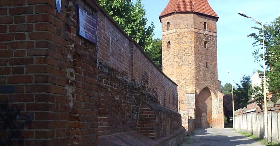 zdjęcie: 18 mieszkań komunalnych powstanie przy ul. Stryjewskiego w Lęborku / Lębork - mury obronne, fot. Paweł M., CC BY-SA 3.0, https://commons.wikimedia.org/wiki/File:L%C4%99bork_mury_obronne.jpg