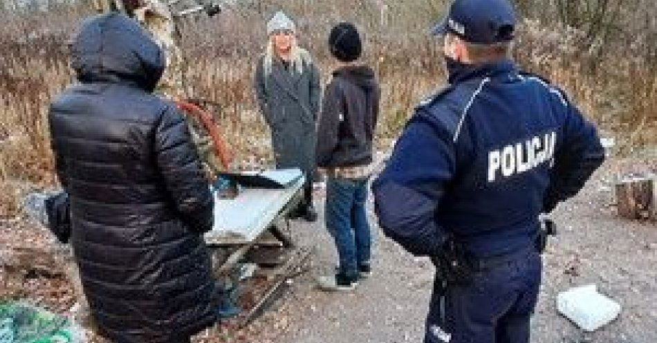 zdjęcie: Dzielnicowi z pracownikami myśliborskiego ops-u odwiedzają miejsca, w których przebywają bezdomni / fot. KPP w Myśliborzu
