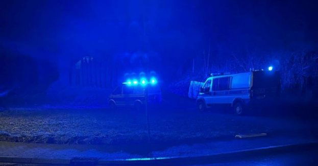 Pijany kierowca uciekając przed policjantami, zakończył jazdę poza pasem drogowym