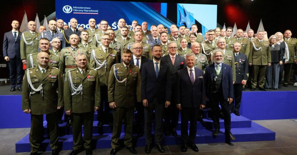 zdjęcie: Szef MON przed Świętem Niepodległości odznaczył zasłużonych żołnierzy i weteranów / Warszawa, 05.11.2025. Wicepremier, minister obrony narodowej Władysław Kosiniak-Kamysz (C-dół) i wiceminister obrony narodowej Stanisław Wziątek (2P-dół) podczas uroczystości wręczenia medali i wyróżnień żołnierzom oraz pracownikom resortu obrony narodowej z okazji Narodowego Święta Niepodległości w Warszawie, 5 bm. (ad) PAP/Paweł Supernak