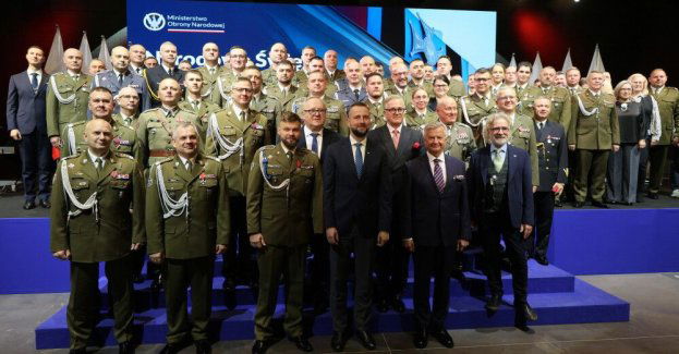 Szef MON przed Świętem Niepodległości odznaczył zasłużonych żołnierzy i weteranów