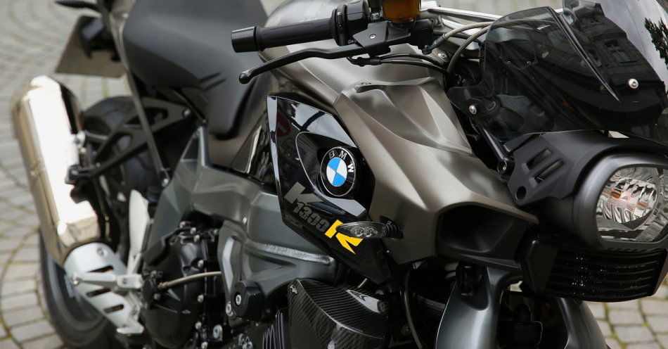 zdjęcie: Motocyklistka zignorowała przepisy drogowe i w wjechała pod samochód! / pixabay/428191