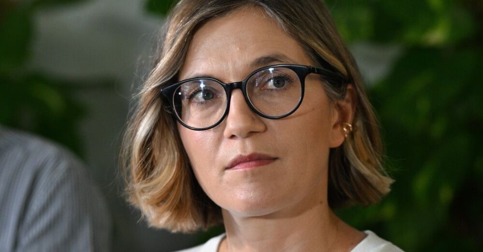 zdjęcie: Biejat: misja humanitarna płynąca do Strefy Gazy - w tym m.in. poseł Sterczewski - zatrzymana przez Izrael / Warszawa, 22.09.2025. Wicemarszałek Senatu Magdalena Biejat podczas wypowiedzi dla mediów w Senacie w Warszawie, 22 bm. (ad) PAP/Radek Pietruszka