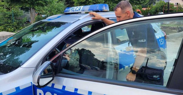 Policjant na harcerskiej zbiórce