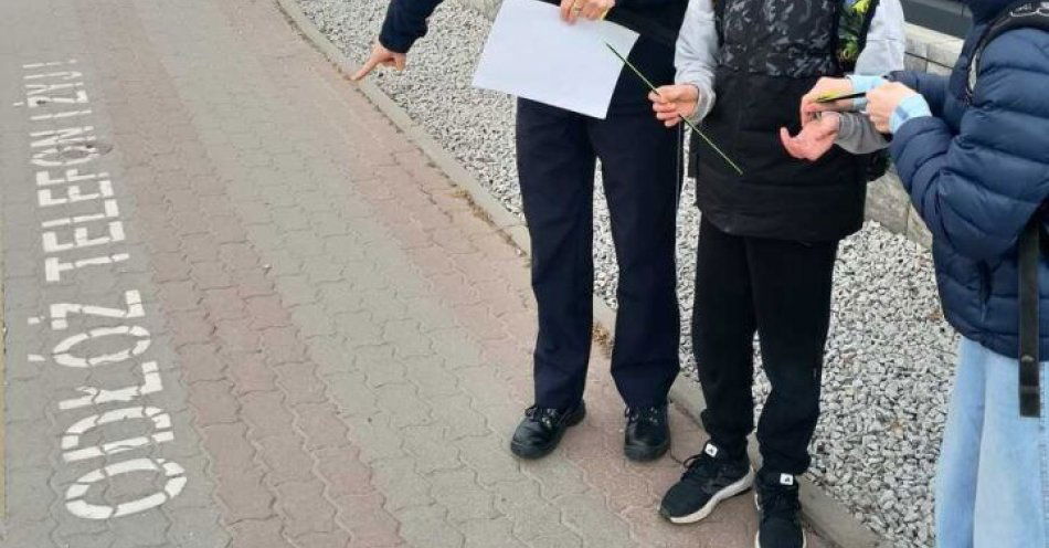 zdjęcie: Akcja Patrz i Słuchaj Policja rozdaje odblaski pieszym / fot. KPP Mogilno