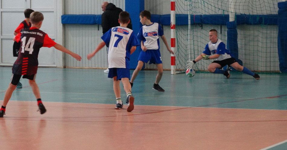 zdjęcie: Mikołajkowy Turniej w Zwoleniu. Młodzi piłkarze w akcji / fot. KPP w Zwoleniu