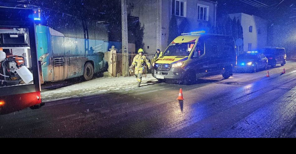 zdjęcie: Zdarzenie drogowe z udziałem autobusu / fot. KPP w Golubiu-Dobrzyniu