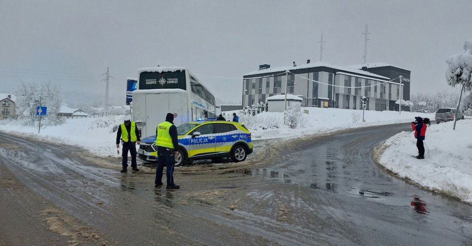 zdjęcie: Autokar z ponad 30 pasażerami wpadł do rowu koło Leska / fot. KPP w Lesku