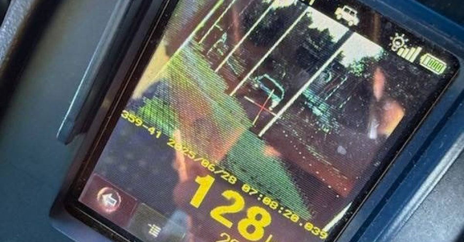 zdjęcie: Niebezpieczna prędkość w obszarze zabudowanym - kierujący jechał 128 km/h / fot. KMP w Siedlcach