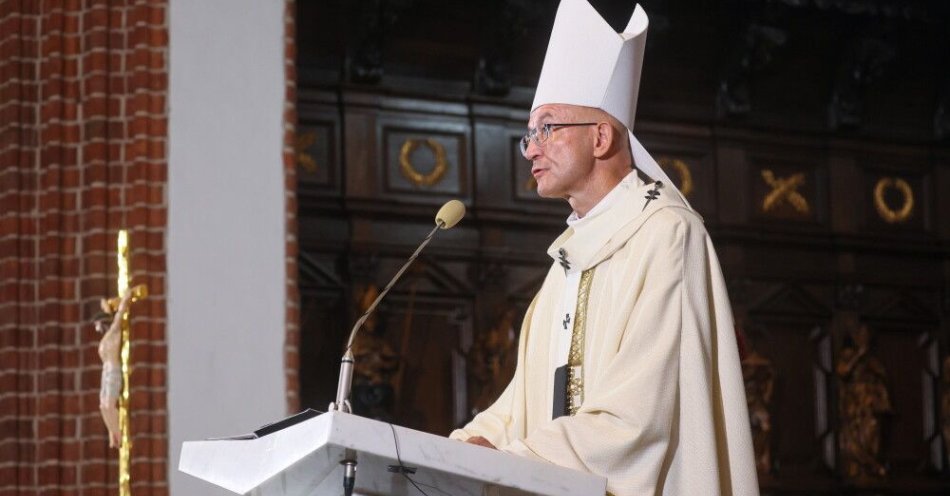 zdjęcie: Abp Galbas: jeśli Kościół straci zaufanie, nie będzie mógł spełniać swojej misji / Warszawa, 06.08.2025. Uroczystość zaprzysiężenia Prezydenta RP Karola Nawrockiego. Metropolita warszawski abp Adrian Galbas podczas mszy świętej w intencji Ojczyzny i Prezydenta RP, 6 bm. w Bazylice Archikatedralnej p.w. Męczeństwa św. Jana Chrzciciela w Warszawie. Karol Nawrocki, dotychczasowy prezes IPN, został zaprzysiężony na Prezydenta Rzeczypospolitej Polskiej. Podczas Zgromadzenia Narodowego następca Andrzeja Dudy złożył przysięgę prezydencką, po której formalnie objął urząd głowy państwa