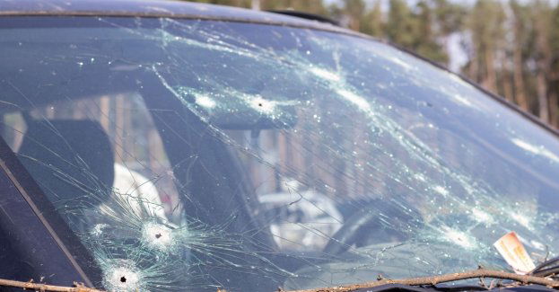 Szedł ulicą i bez powodu demolował auta