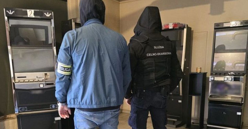 zdjęcie: Punkt hazardowy zlikwidowany. Policjanci i KAS zabezpieczyli nielegalne automaty w Tczewie / fot. KPP w Tczewie