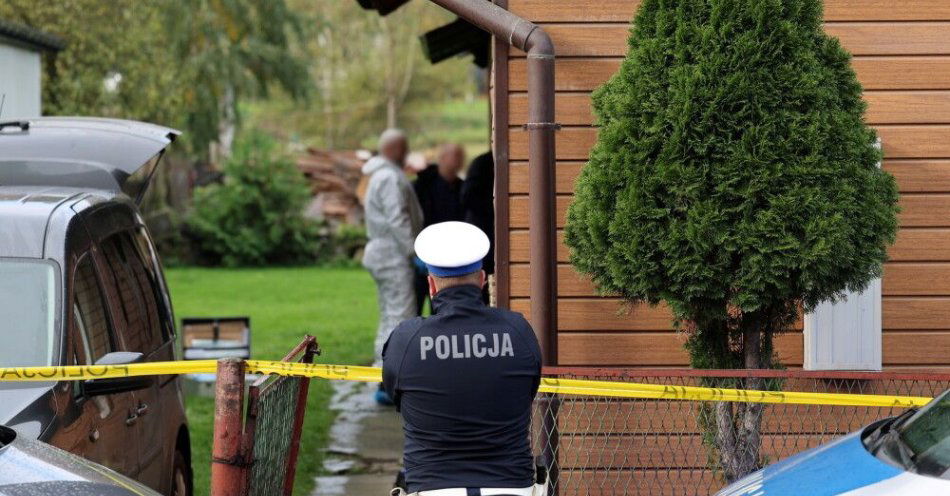 zdjęcie: Prokuratura: sekcje zwłok ofiar potrójnego zabójstwa w Barcicach w czwartek / Barcice (pow. nowosądecki), 15.10.2025. Policja na miejscu zbrodni w Barcicach, 15 bm. W jednym z domów znaleziono ciała trzech osób z widocznymi obrażeniami. Ofiary, kobieta w wieku 52 lat i dwóch mężczyzn w wieku 45 i 66 lat, były za sobą spokrewnione. Policja zatrzymała 25-letniego mężczyznę, syna zabitej kobiety, który także mieszkał w tym domu. (jm) PAP/Grzegorz Momot