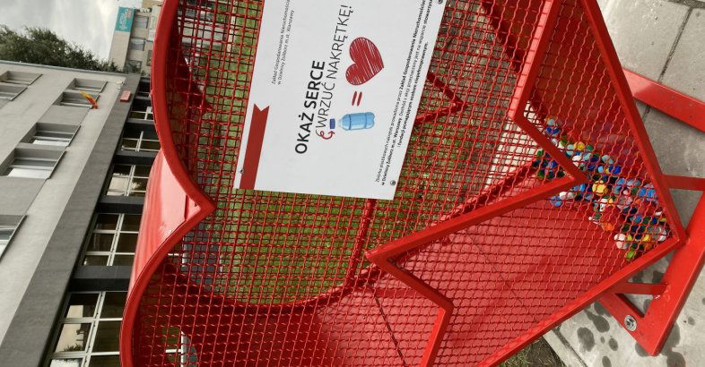 zdjęcie: Kosz na nakrętki w kształcie serca - ZGN Żoliborz / fot. nadesłane