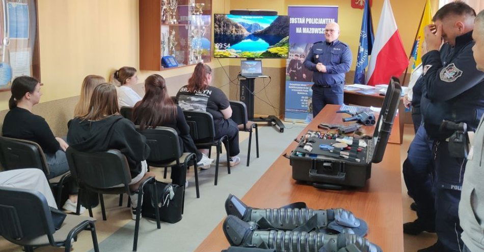 zdjęcie: Młodzież poznała kulisy pracy policjantów w Żurominie / fot. KPP w Żurominie