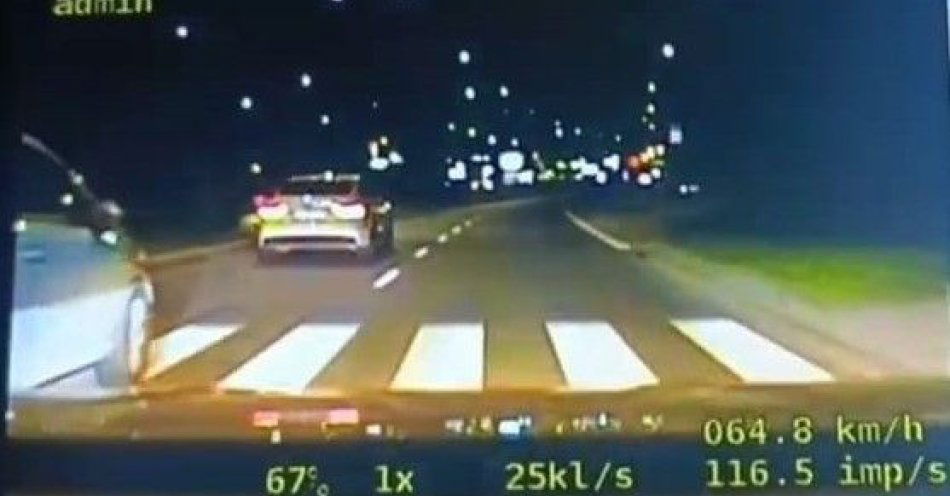 zdjęcie: Kierująca wyprzedziła na przejściu nieoznakowany radiowóz / fot. KMP w Radomiu