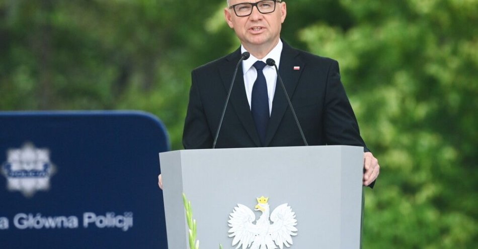 zdjęcie: Policjant, który pomógł, to symbol tego, co najważniejsze w służbie Polsce / fot. PAP