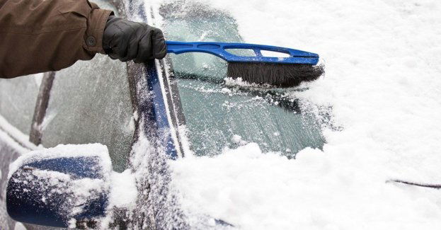 Pamiętaj o odśnieżaniu samochodu!
