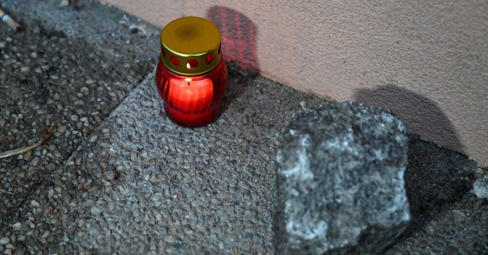 zdjęcie: Pomorskie: śledztwo w sprawie funkcjonariusza SOP, który zaatakował nożem swą rodzinę / Ustka (pow. słupski), 27.01.2026. Znicz przed wejściem na klatkę schodową budynku mieszkalnego w Ustce, w którym doszło do zabójstwa, 27 bm. 26 bm. wieczorem 44-letni funkcjonariusz SOP ranił nożem pięcioro członków swojej rodziny oraz siebie. W wyniku obrażeń zmarła 4-letnia dziewczynka. (jm) PAP/Piotr Kowala ***Do tego materiału zdjęciowego dostępna jest również depesza w systemie CSI, pt.: Pomorskie/ 44-letni funkcjonariusz SOP zaatakował nożem swą rodzinę, nie żyje czterolatka (aktl.)***