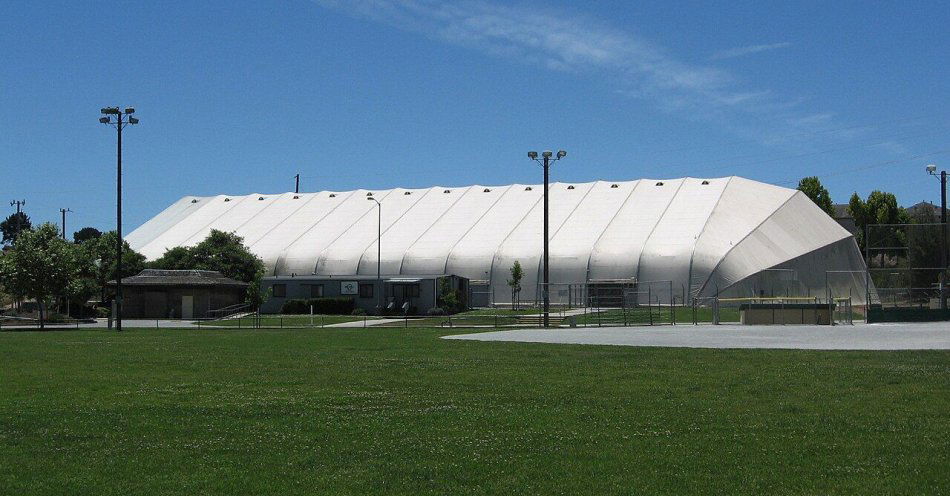 zdjęcie: Pomezania Malbork: sezon walki. Cztery lata w IV lidze pomorskiej / Wnętrze hali sportowej do futsalu – zdjęcie ilustracyjne, fot. Phorenon, CC BY-SA 3.0, https://commons.wikimedia.org/wiki/File:Soccer_Central_Indoor_Sports_Arena.jpg