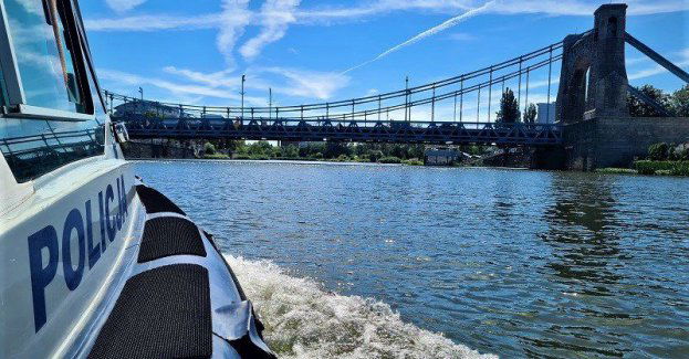 Wypoczynek nad wodą jest bardzo przyjemny, szczególnie w upalne dni. Co zrobić, aby spędzać czas wolny bezpiecznie?