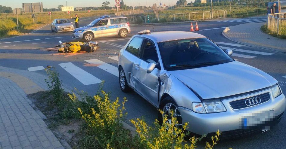 zdjęcie: Zderzenie osobówki z motocyklem. Dwie osoby w szpitalu / fot. KPP Puławy