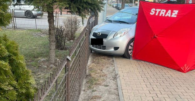 Samochód uderzył w ogrodzenie komisariatu w Dęblinie