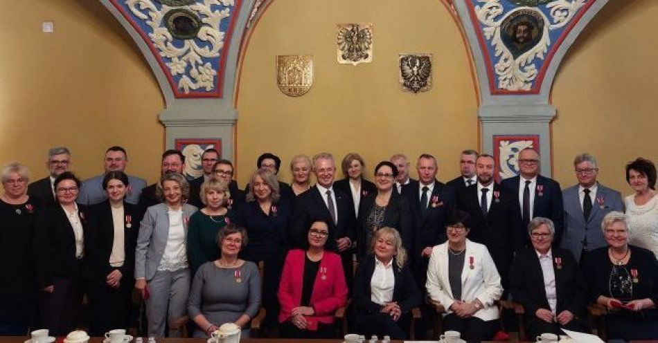 zdjęcie: Medale dla nauczycieli / fot. UM Grudziądz