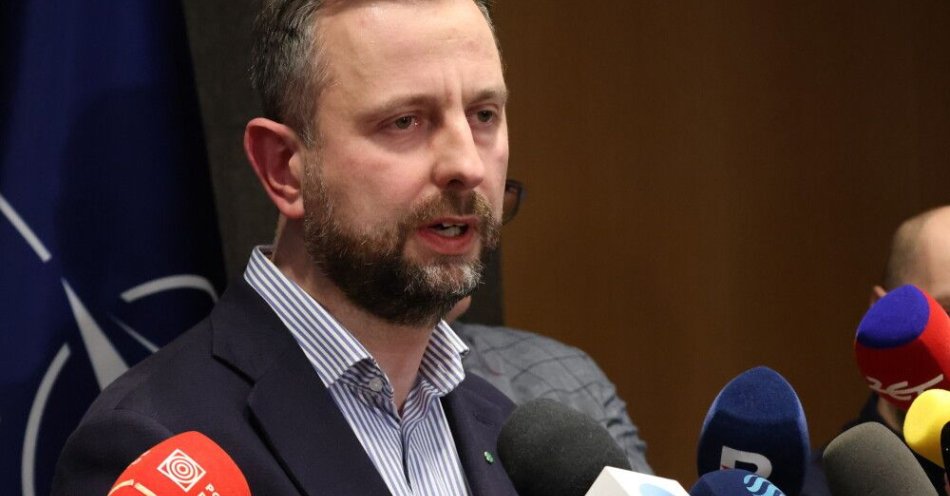 zdjęcie: Szef MON wręczył akt mianowania gen. Błazeuszowi / Warszawa, 01.03.2026. Wicepremier, minister obrony narodowej Władysław Kosiniak-Kamysz  podczas konferencji prasowej w 1. Bazie Lotnictwa Transportowego w Warszawie przed wylotem do USA, 1 bm. (aldg) PAP/Albert Zawada