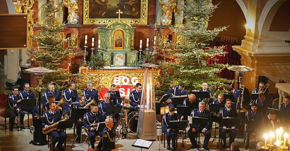 zdjęcie: Charytatywny koncert w Starych Bogaczowicach z udziałem policyjnej orkiestry / fot. KMP w Wałbrzychu