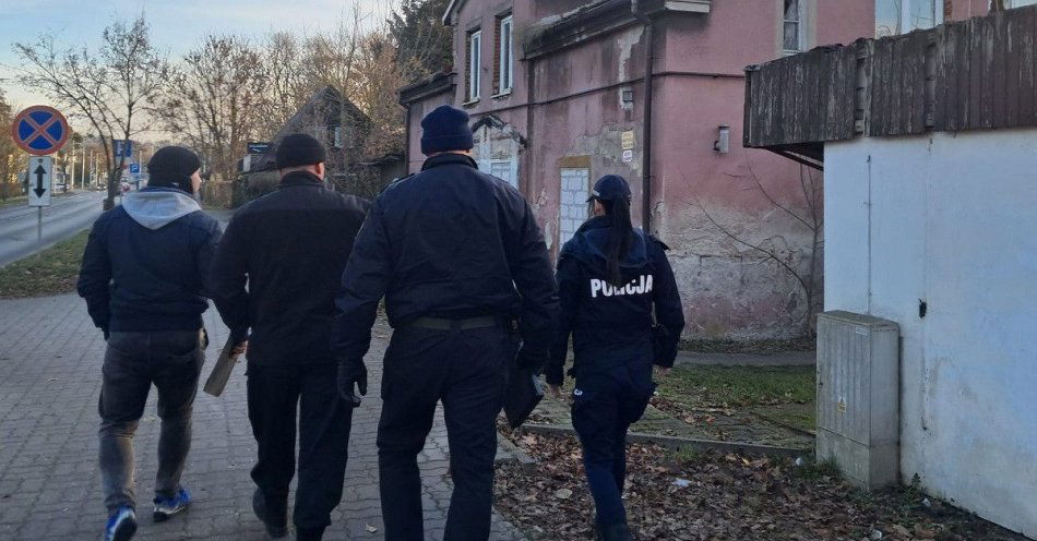 zdjęcie: Policjanci apelują: pomóż bezdomnym przed wychłodzeniem / fot. KPP w Świeciu