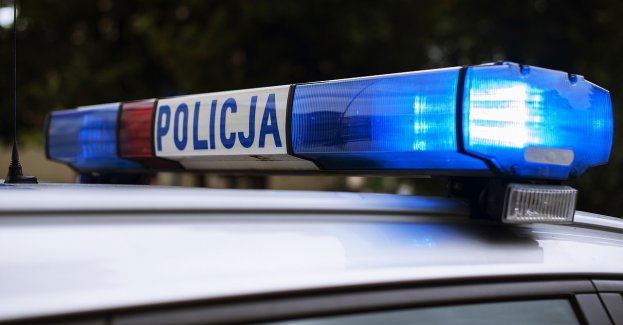 Policyjny pościg ulicami miasta, w samochodzie kierowca bez uprawnień i osoba poszukiwana