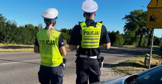 Policjanci z ruchu drogowego przypominają najważniejsze zasady bezpiecznego podróżowania