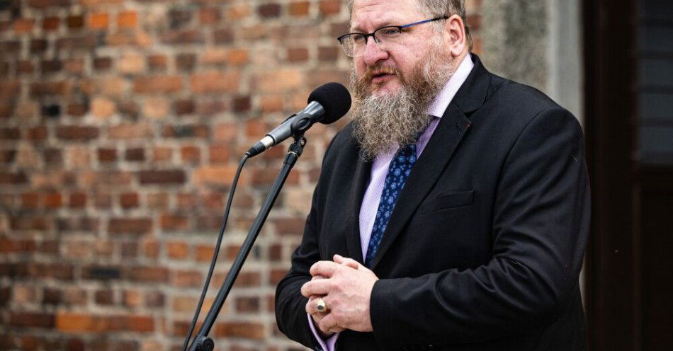 zdjęcie: Cywiński: Auschwitz nie powinno być przestrzenią polityki / Oświęcim, 02.09.2025. Dyrektor Państwowego Muzeum Auschwitz-Birkenau dr Piotr Cywiński przemawia na otwarciu nowej wystawy stałej „Polacy w KL Auschwitz. Mieszkańcy ziemi oświęcimskiej w czasie II wojny światowej” na terenie Muzeum Auschwitz w Oświęcimiu, 2 bm. Ekspozycja ulokowana została na obu kondygnacjach historycznego bloku 15. Zabytkowy budynek wcześniej został poddany remontowi konserwatorskiemu. (ad) PAP/Art Service