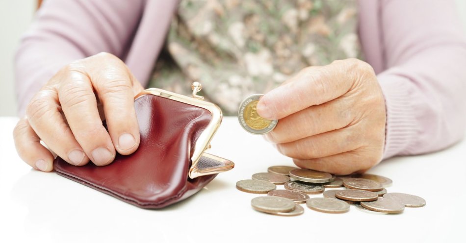 zdjęcie: Nieznajomy z prezentem okazał się złodziejem. Senior stracił 2 tysiące złotych / v39855082