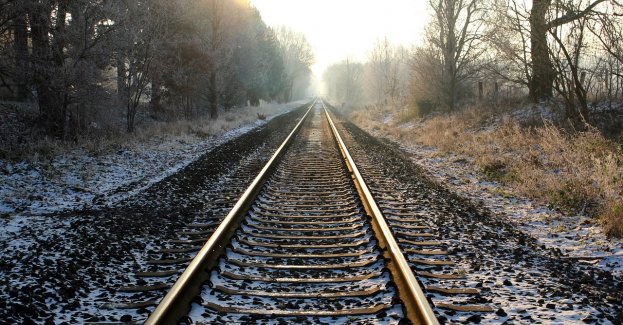 Utrudnienia w ruchu pociągów, kolejarze usuwają lód z sieci trakcyjnych